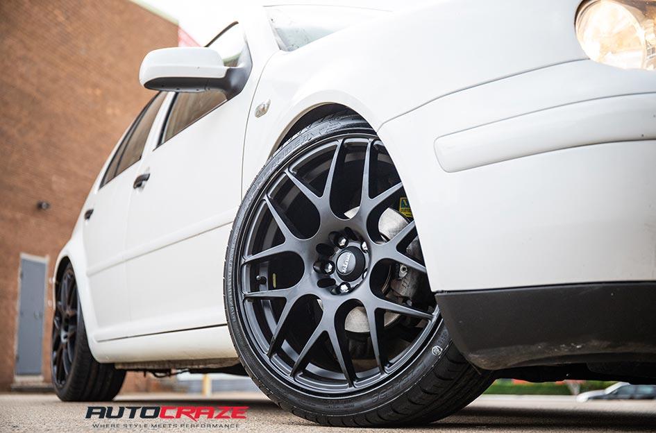 VOLKSWAGEN GOLF RELOAD SATIN BLACK